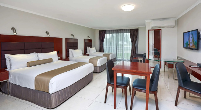Четырёхместный номер Deluxe с балконом Best Western Casula Motor Inn