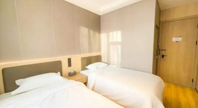 Кровать в общем номере (мужской номер) Yuntian Youth Hotel (Anzhen Hospital Branch)