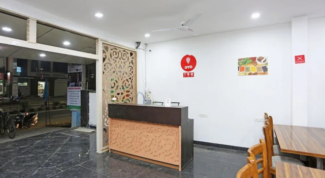 OYO 10718 White Oak Hotel