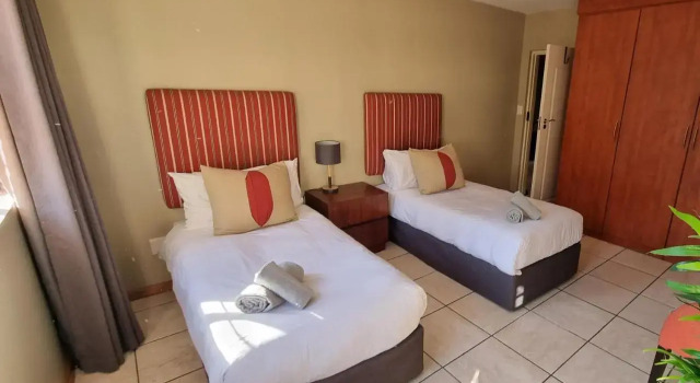 Homely Apartment, Hatfield, Unit-9, Boek Appartement Hotels in Gauteng met parkeren, Parkeren