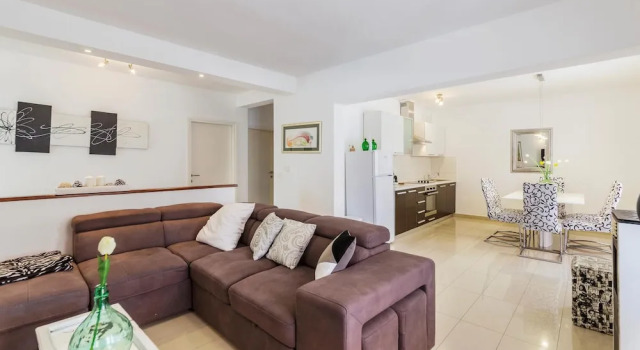 Awesome Home in Labin with Hot Tub, WiFi & 5 Bedrooms, Rezervovat Hotel Hotely v Labin s parkováním, Parkování