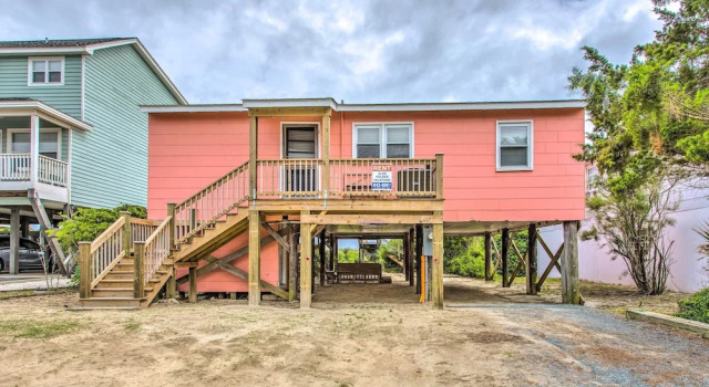 Rustic Beachfront Cottage w/ Deck & Boardwalk