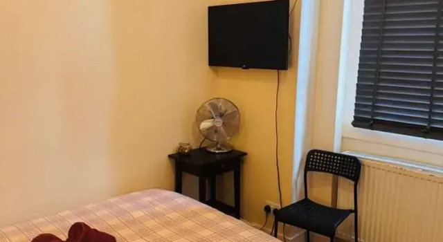 Private Homely Bedroom in Kensington R1