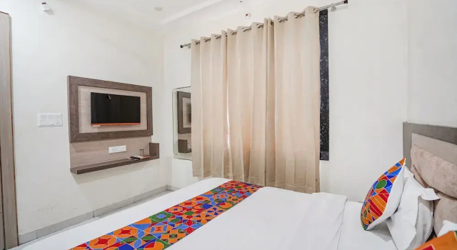 Номер Deluxe Fabhotel Shri Giriraj Ji Dham