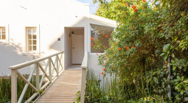 Бунгало 33 Strawberry Lane - Studio and Cottage