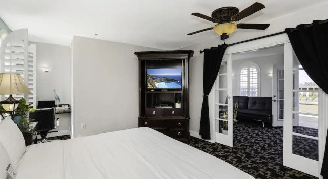 Двухместный люкс с балконом The Hotel Oceanside