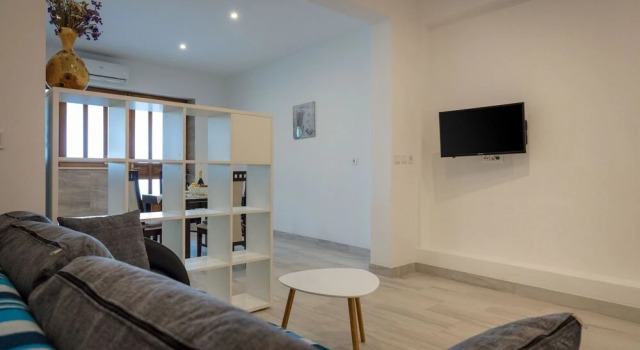 Studio in Podstrana, With Enclosed Garden and Wifi - 50 m From the Bea, Забронировать Отель Отели Подстраны с парковкой, рядом с Частный Пляж «Апартментс Лавица Бич Думичич», Парковка