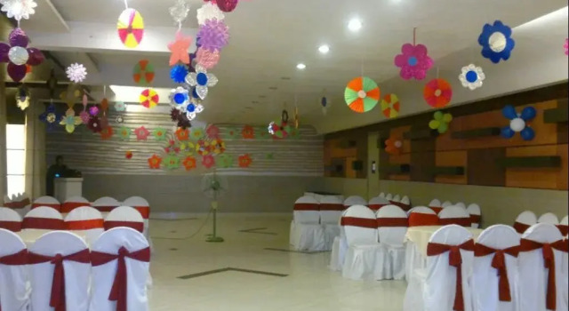The Shiv Grand, Buchen Sie Hotel Hotels in Gandhidham mit Pool, Schwimmbad