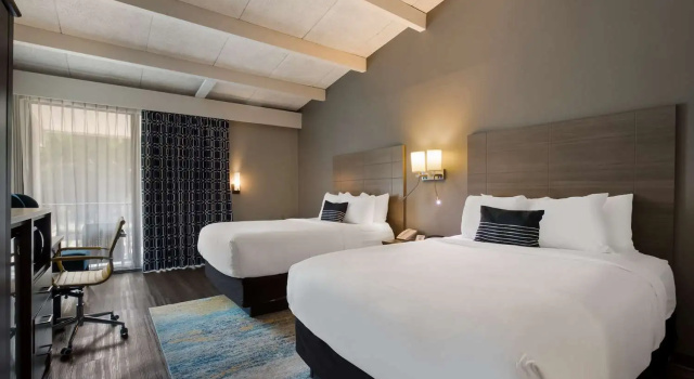 Четырёхместный номер Standard с балконом и с видом на бассейн The Hub Middletown Red Bank- Best Western Signature Collection