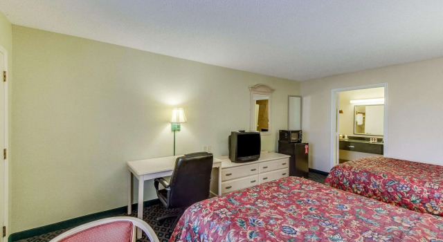Четырёхместный номер Standard Econo Lodge Falfurrias Hwy 281
