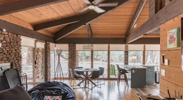 Glass House Elk Rim Pine 1 Bedroom Cabin by Redawning, Book Hotel Hoteller i Pine med parkering, Parkering