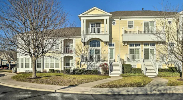 Апартаменты с 4 комнатами с балконом 2 Mi to Bethany Beach: Condo w/ Deck & Pool Access
