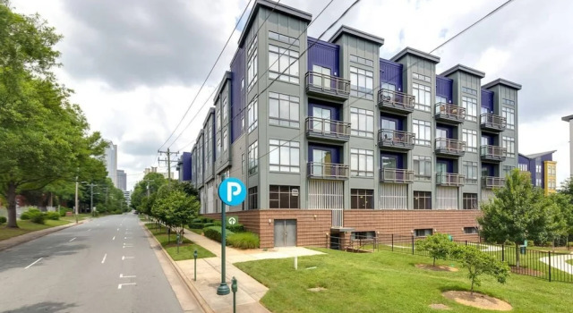Uptown 1st Ward Corner Unit Superior 2BD Apt, Забронировать Апартаменты/квартира Шарлотте Северная Каролина, рядом с Залы славы Национальной Ассоциации гонок серийных автомобилей