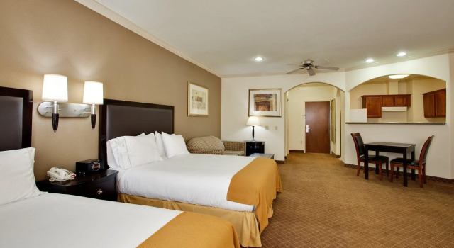 Четырёхместный люкс Holiday Inn Express Hotel & Suites La Porte