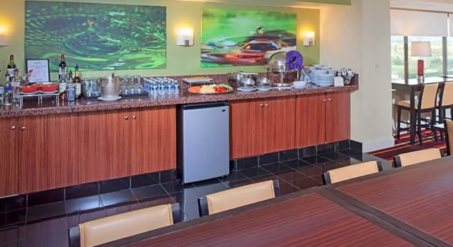 Шестиместный клубный номер Standard Detroit Marriott Southfield