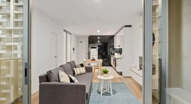 Cozy & Charming 2BR Stay, Free Parking, Забронировать Апартаменты/квартира Мельбурн Melbourne Region, рядом с Пристань для яхт «Е»