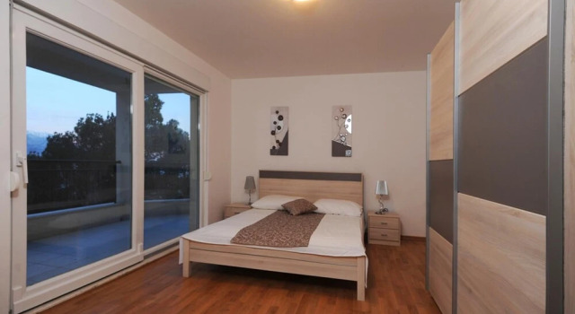 Breathtaking Beachfront Apartment in Marušići, Rezerwuj Apartament Hotele w Split-Dalmatia County z parkingiem, Parking