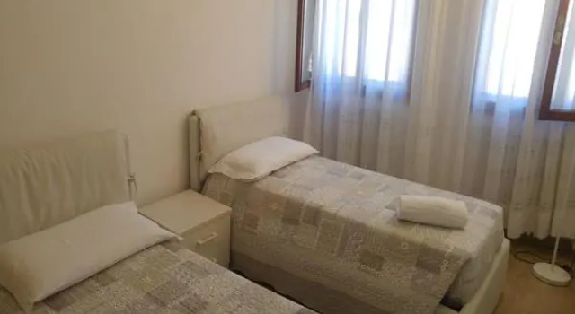 Hayez Rooms, Забронировать Отель Санта-Кроче Венеция, рядом с Театр Россини