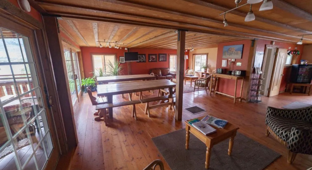 North Yellowstone Lodge & Hostel, Buchen Sie Hostel Hotels in Montana mit Parkplatz, Parkplätze