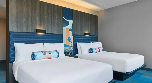 Четырёхместный номер Standard Aloft by Marriott Richardson