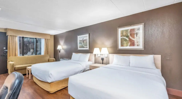 Четырёхместный номер Standard с балконом и с видом на бассейн Seven Oaks Hotel Regina, SureStay Collection by Best Western