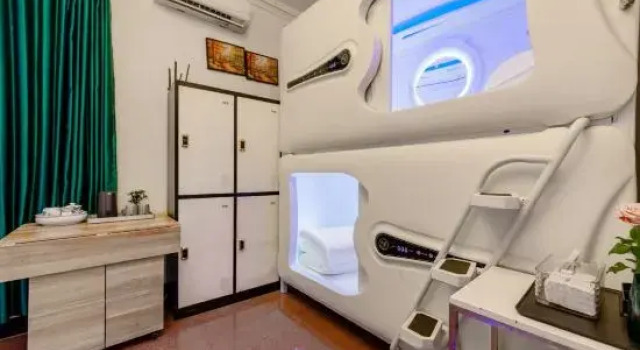 Кровать в общем номере (женский номер) Eagle Tree Capsule Inn