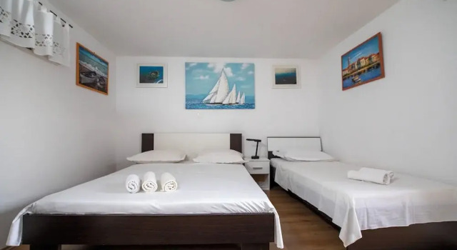 Hill Pool House, Kaštel Kambelovac Retreat