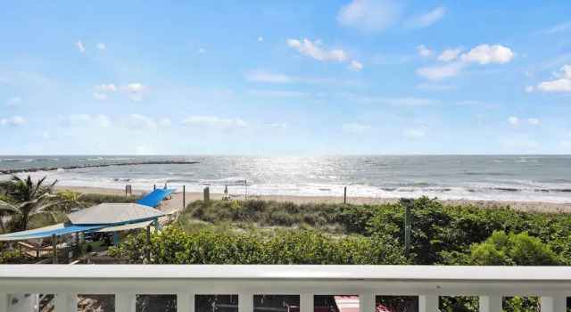 Oceanfront Inn Room #17- Ocean View Balcony King Bed, Забронировать Отель Форт-Пирс штат Флорида