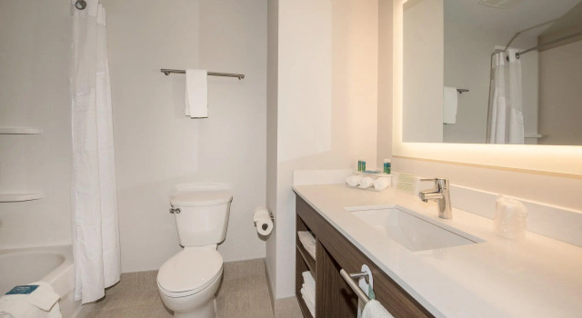 Четырёхместный номер Standard Holiday Inn Express & Suites Victoria-Colwood by IHG