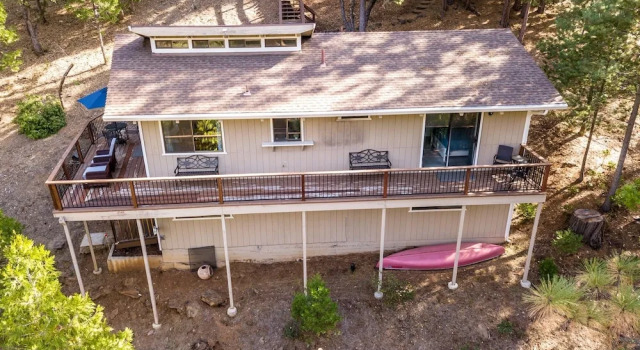 Creekside Hideaway - Spacious Home Hidden in Trees by Yosemite Region Resorts