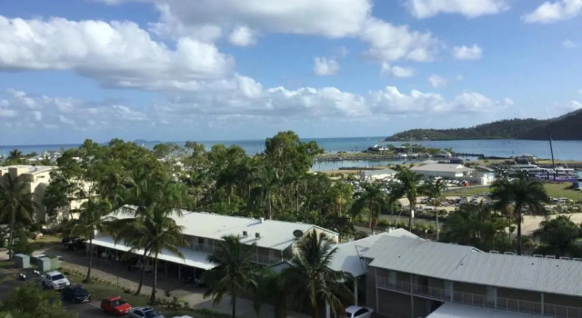 Люкс с балконом и с видом на море Coral Sea Vista Apartments