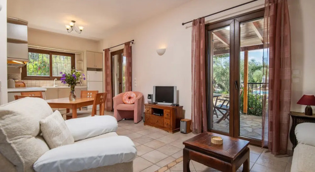 Superior 2-brm Villa, Ideal Locale,300m From Beach