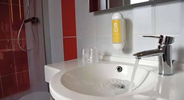 Четырёхместный номер Comfort Hôtel The Originals Access - proche centre-ville - Gare