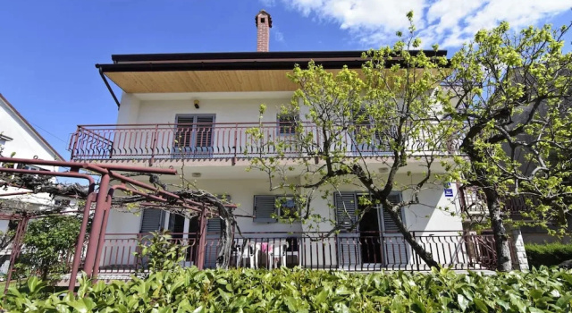 Spacious Flat With Terrace in Umag
