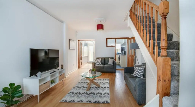 Cosy Contractor & Family House with Free Parking by ComfyWorkers