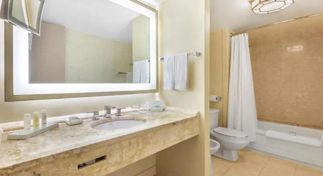 Номер Deluxe Omni Mont-Royal Hotel