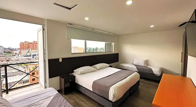 Четырёхместный номер Standard с балконом Hotel Expo Hotel Ferial