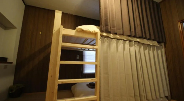 Кровать в общем номере 晴家 Guest House
