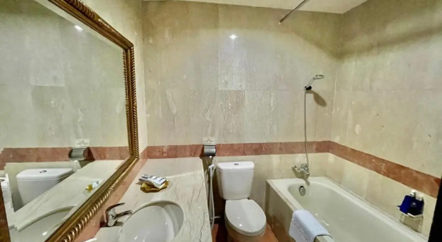 Полулюкс Crown Vista Hotel