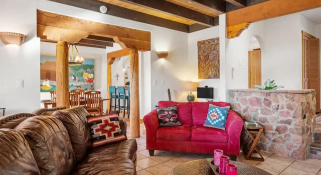 Коттедж с 3 комнатами Sunlit Pines - Tucked in the Trees, Private Escape, Easy Drive to Plaza - NEW Listing