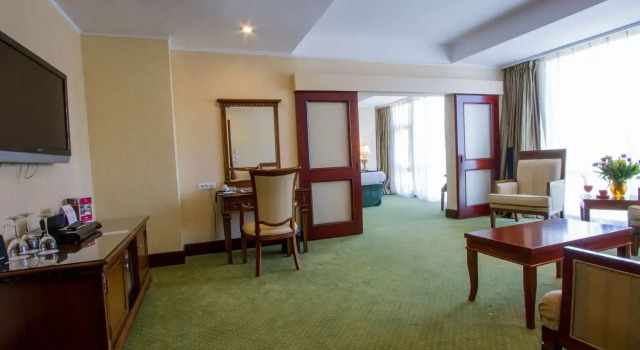 Ramada Brasov, Rezerwuj Hotel Hotele w Prahova Valley z parkingiem, Parking