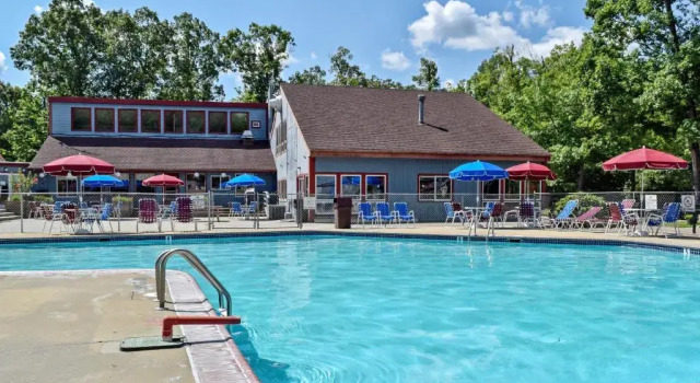 Williamsburg Camping Resort Wheelchair Accessible Park Model 7, Prenota Campeggio Campeggi e glamping a Virginia, Campeggio