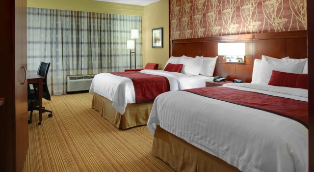 Четырёхместный номер Standard с балконом Courtyard by Marriott Boone