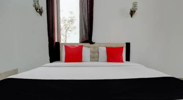 Elegance Resort, Забронировать Курортный отель Отели Вриндавана с бассейном, Бассейн