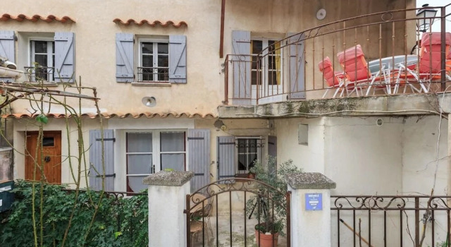 House With 2 Bedrooms in L'isle-sur-la-sorgue, With Terrace and Wifi, Rezerwuj Hotel Hotele w Owernia z parkingiem, Parking