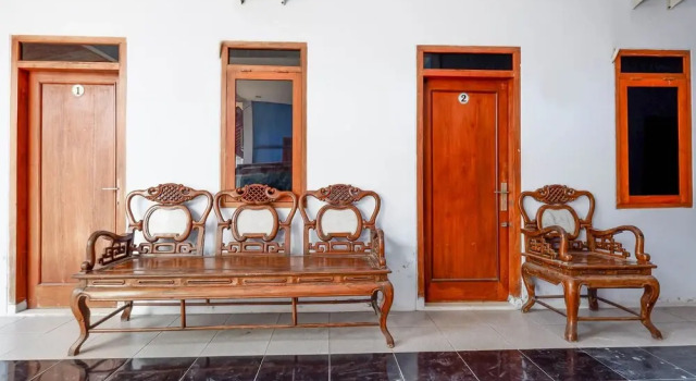 Boytown Hotel by Oyo Rooms, Boek Hotel Solo. Central Java