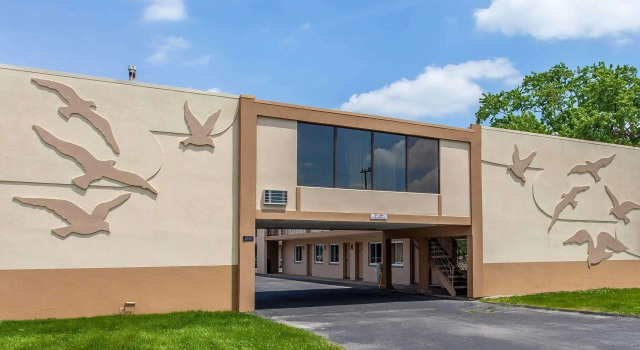 Люкс Standard Rodeway Inn Sandusky North