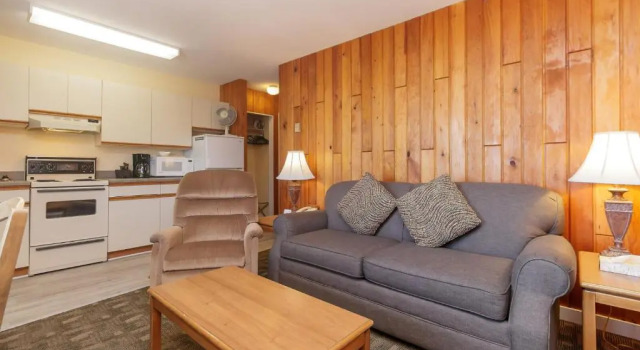 Двухместный люкс The Cedarwood Inn & Suites