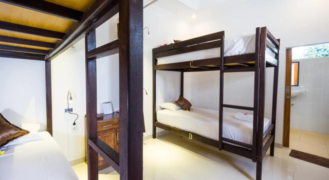 Кровать в общем номере Nyuh Gading Home Stay