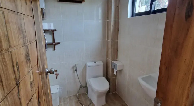 Кровать в общем номере с балконом и с видом на бассейн The Hat Trick Hostel